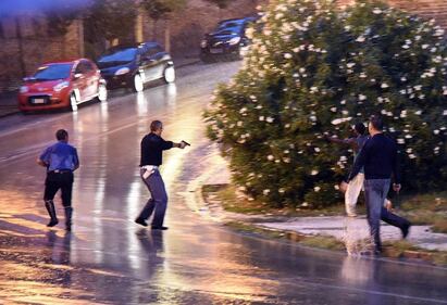 È armato con un machete, passanti si scattano i selfie 1