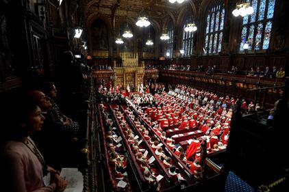 La Regina Elisabetta poco prima del suo discorso al Parlamento inglese 7