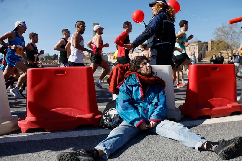 Roma, attivisti di Ultima Generazione interrompono maratona: le immagini 9