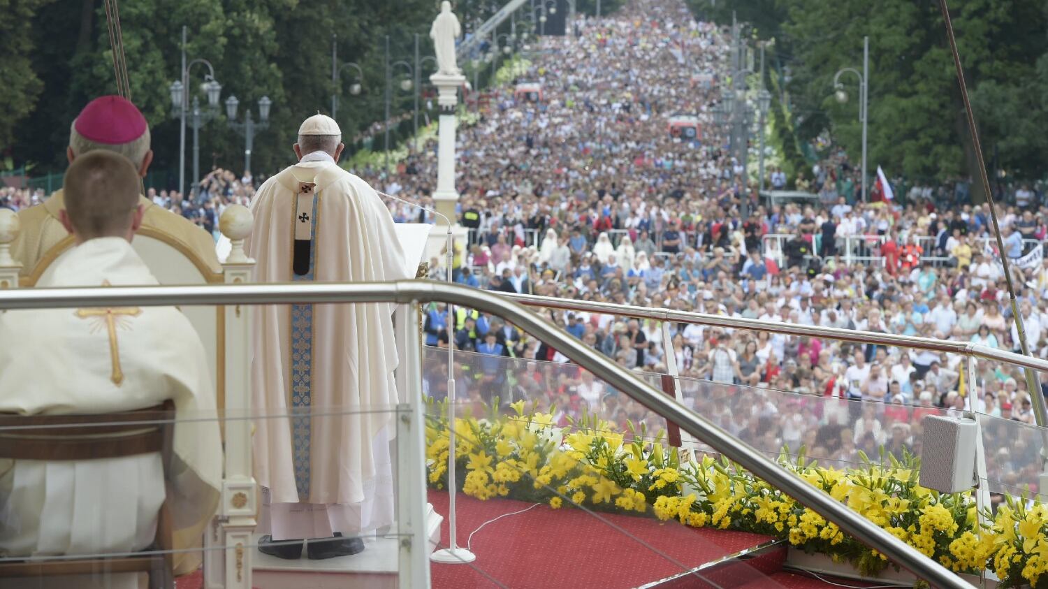 Il Papa ai giovani: "Ascoltare anche chi pensiamo ci farà male"
