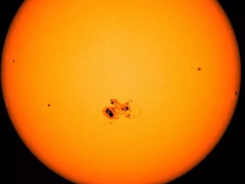 Macchia solare grande 4 volte la Terra: cos’è e come vederla