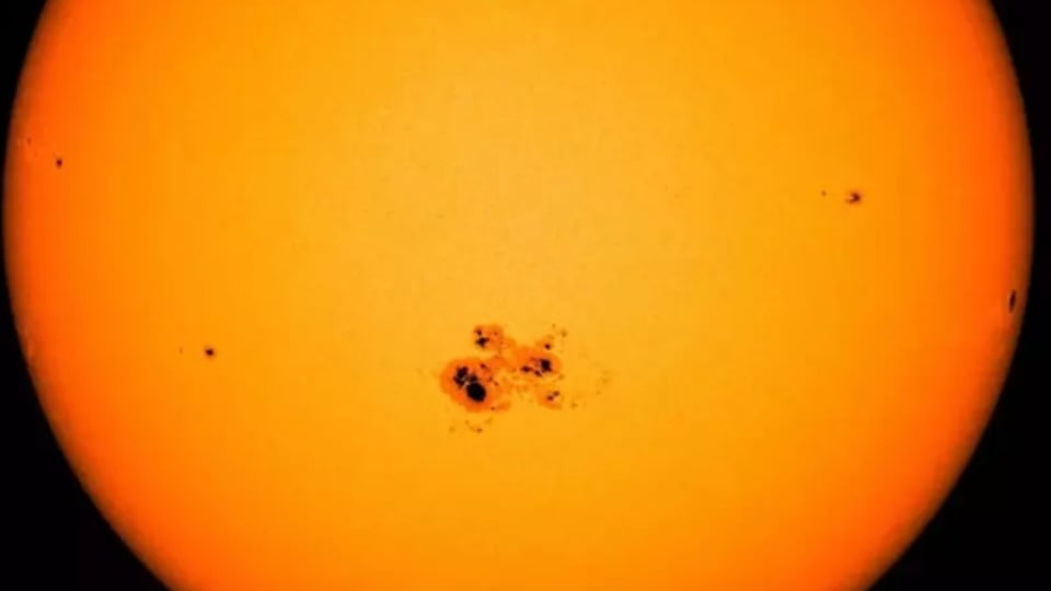 Macchia solare grande 4 volte la Terra: cos’è e come vederla