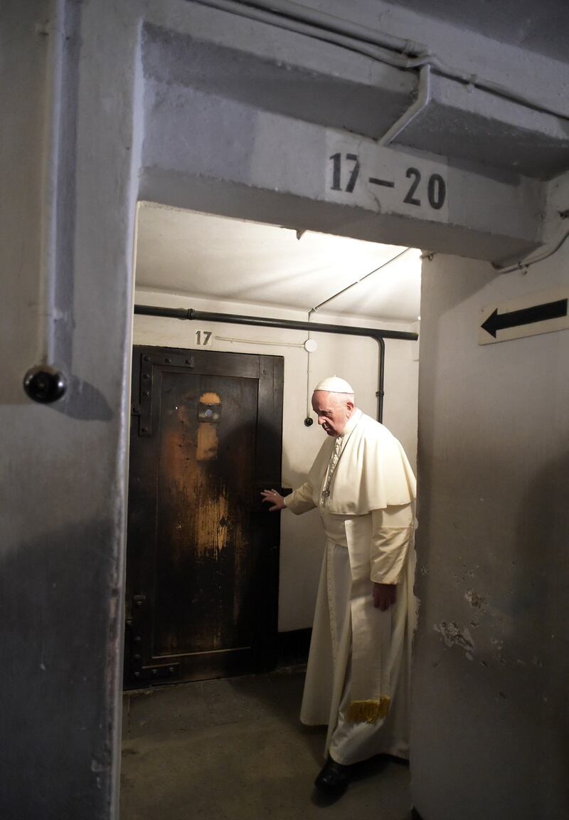 Auschwitz, il Papa nella cella di Massimiliano Kolbe 3