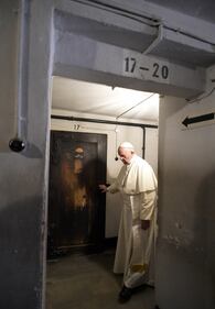 Auschwitz, il Papa nella cella di Massimiliano Kolbe 3