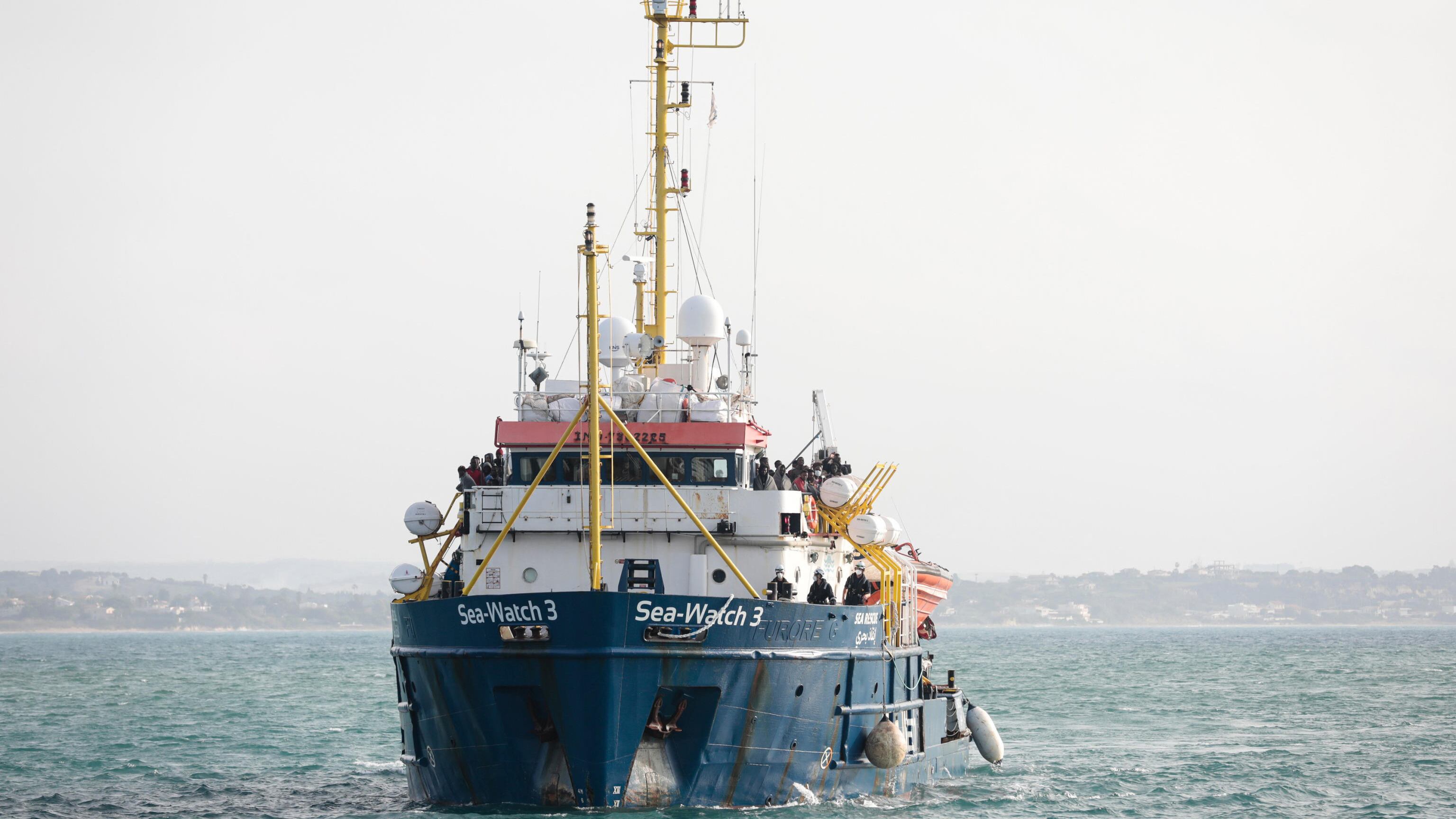 Migranti, 45 giorni di stop per la nave di Sea-Watch. La Ong: “Ora denuncia penale”