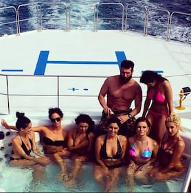 Armi, donne e Ferrari: la bella vita di Dan Bilzerian 10