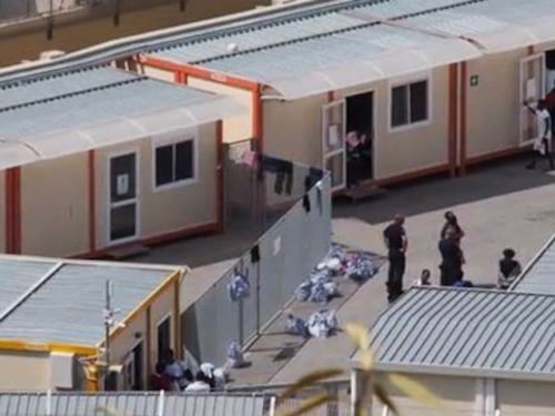 I migranti della Sea Watch messi in quarantena nella caserma delle fughe di massa