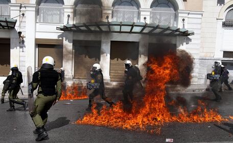 Grecia, un morto negli scontri 7