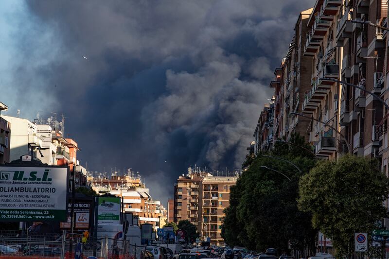 Vasto incendio divampato questo pomeriggio a Roma nella zona di via Casilina 7