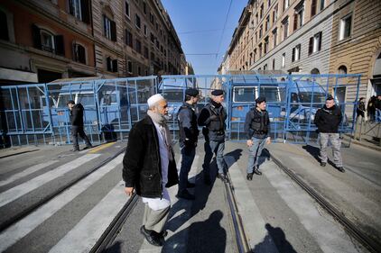 Roma blindata, la polizia usa le gabbie 8