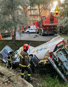 Camion nettezza urbana si ribalta nel torrente a Sanremo 6
