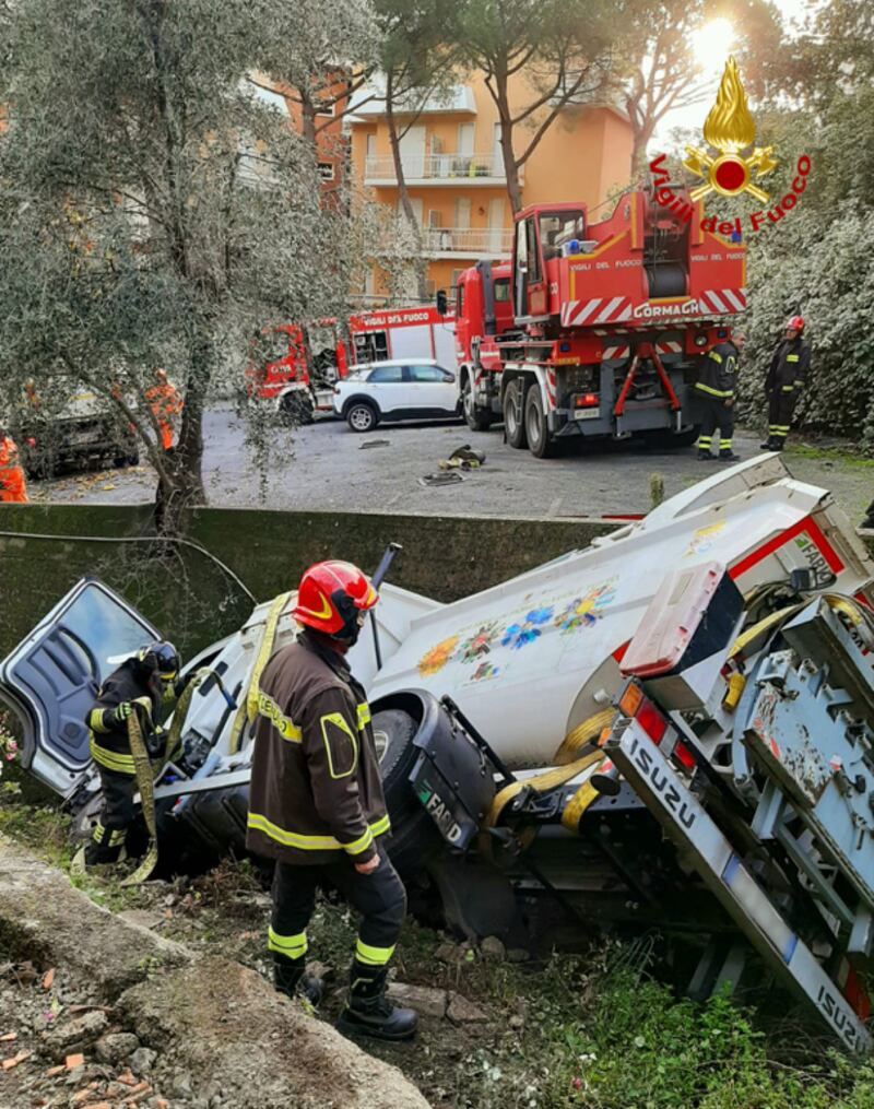 Camion nettezza urbana si ribalta nel torrente a Sanremo 6