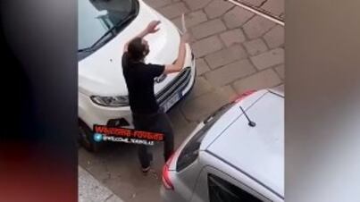 Con un coltello nel bar, bloccato grazie al taser