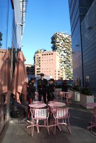 Milano, donna accoltellata in piazza Gae Aulenti 1