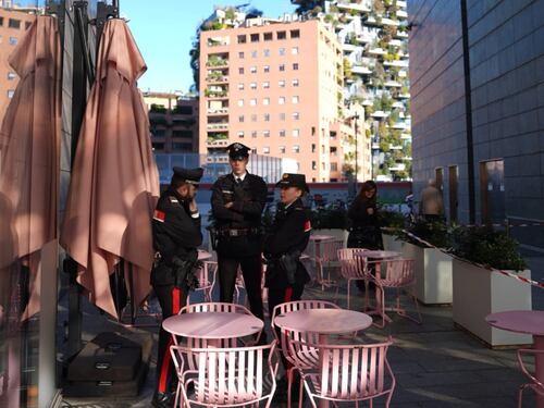 Milano, donna accoltellata in piazza Gae Aulenti