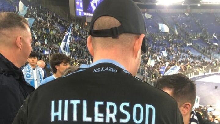 Cori antisemiti e la maglia "Hitlerson 88" al derby: identificati tre tifosi della Lazio