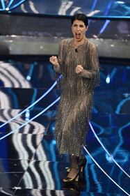 Sanremo 2024: ecco il look della seconda serata del Festival del conduttore e co-conduttrice 9
