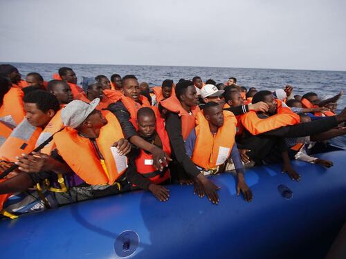 Migranti: i preti di strada sfidano ancora la "linea dura" di Salvini