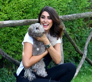 Elisa Isoardi riceve cento rose rosse in Rai: "Non so di chi siano" 12