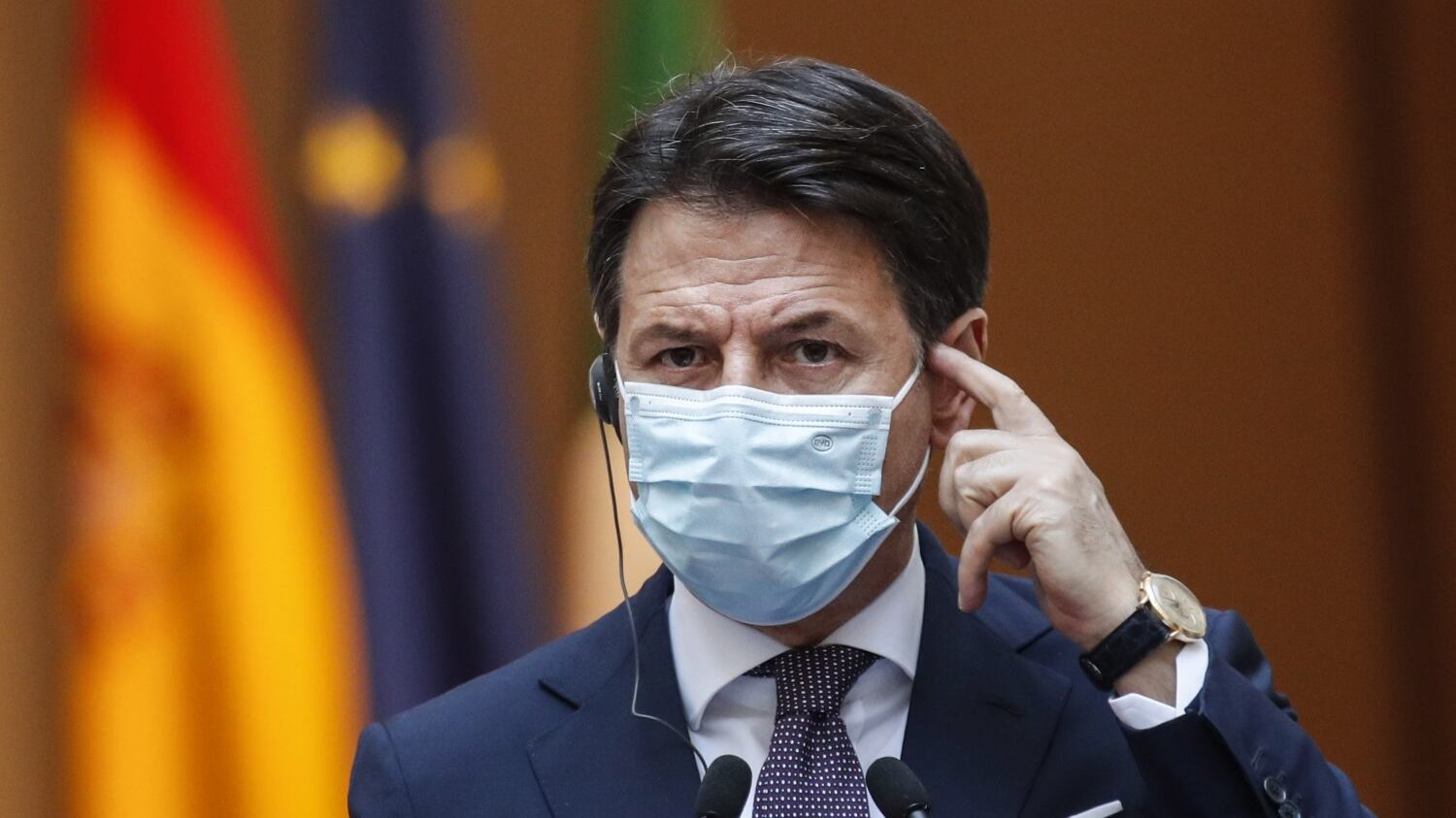 Quello strano messaggio nella nuova mascherina di Conte