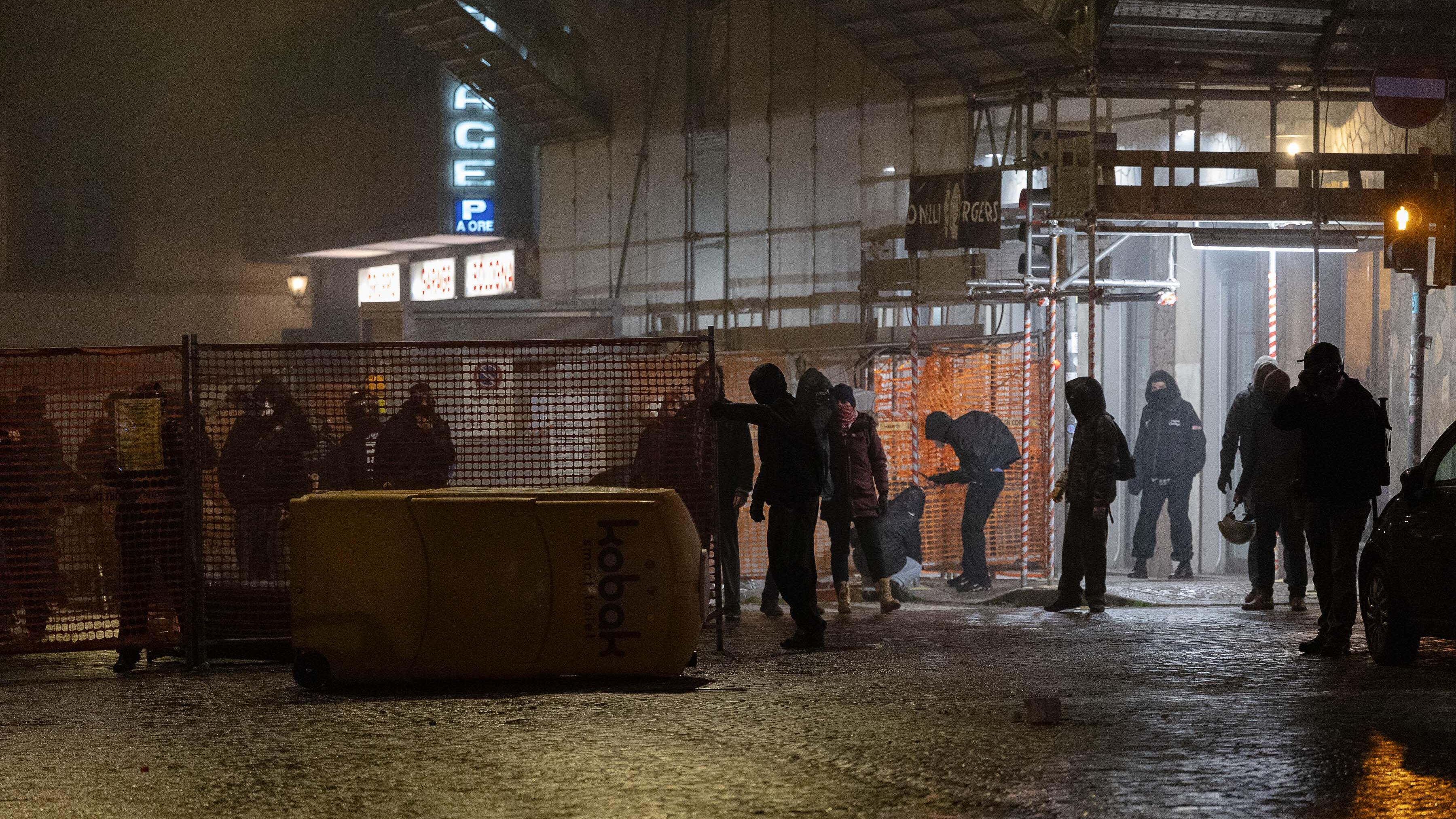 Azioni paramilitari, volti coperti e razzie: chi c'era tra i devastatori di Bologna