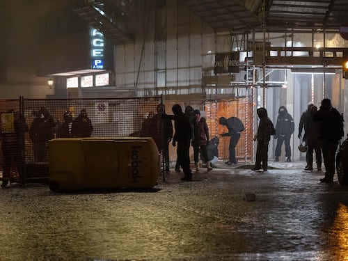 Azioni paramilitari, volti coperti e razzie: chi c'era tra i devastatori di Bologna