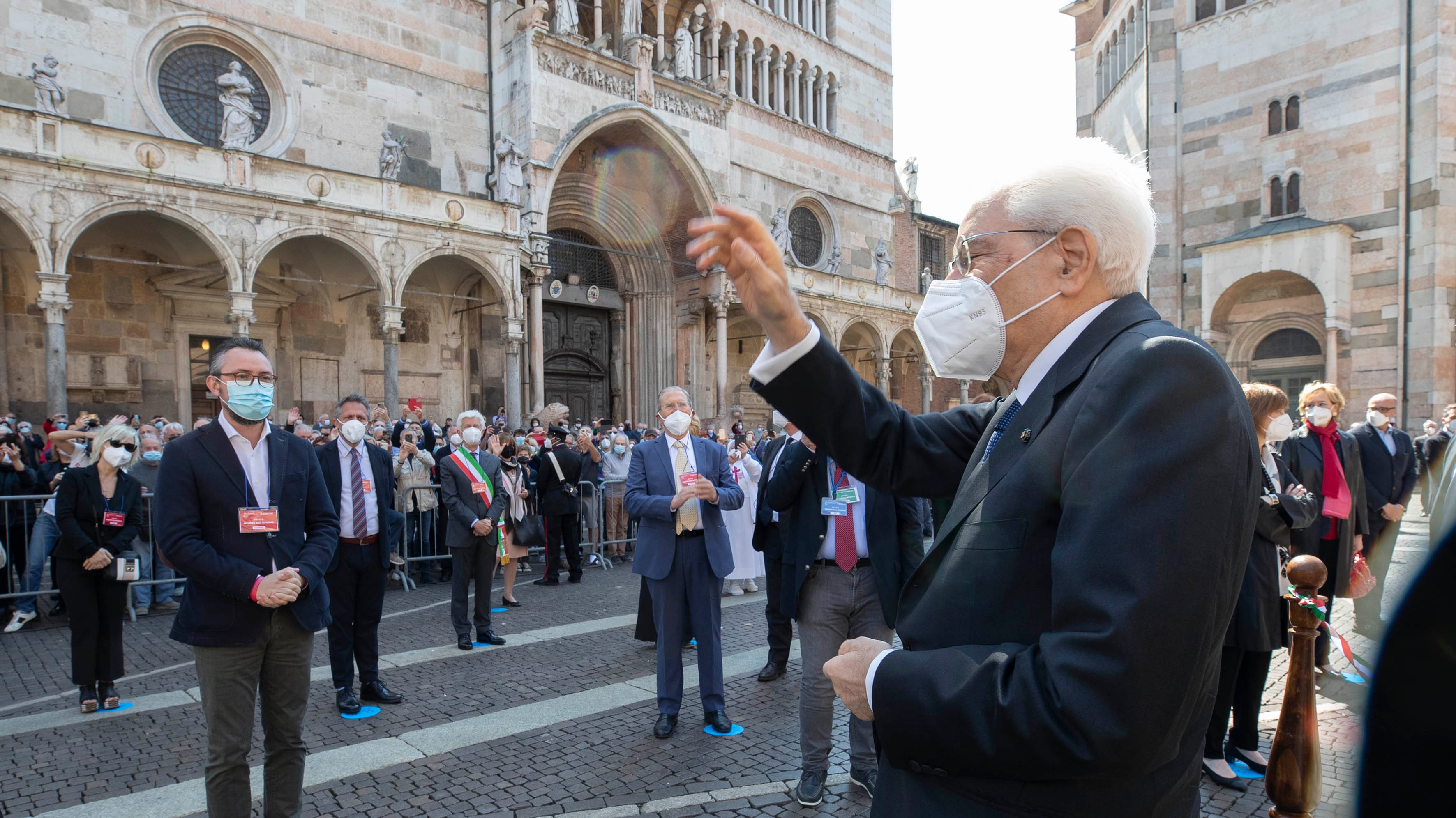 Mattarella torna in piazza: "Fiducia, la ripresa è iniziata"