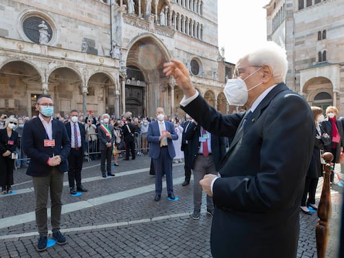 Mattarella torna in piazza: "Fiducia, la ripresa è iniziata"