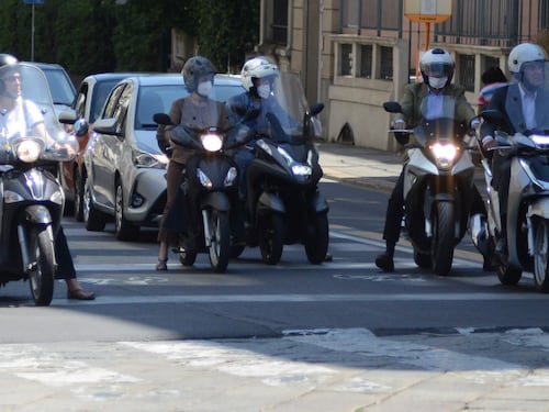 La nuova crociata della sinistra: dopo le auto, è guerra ai motorini