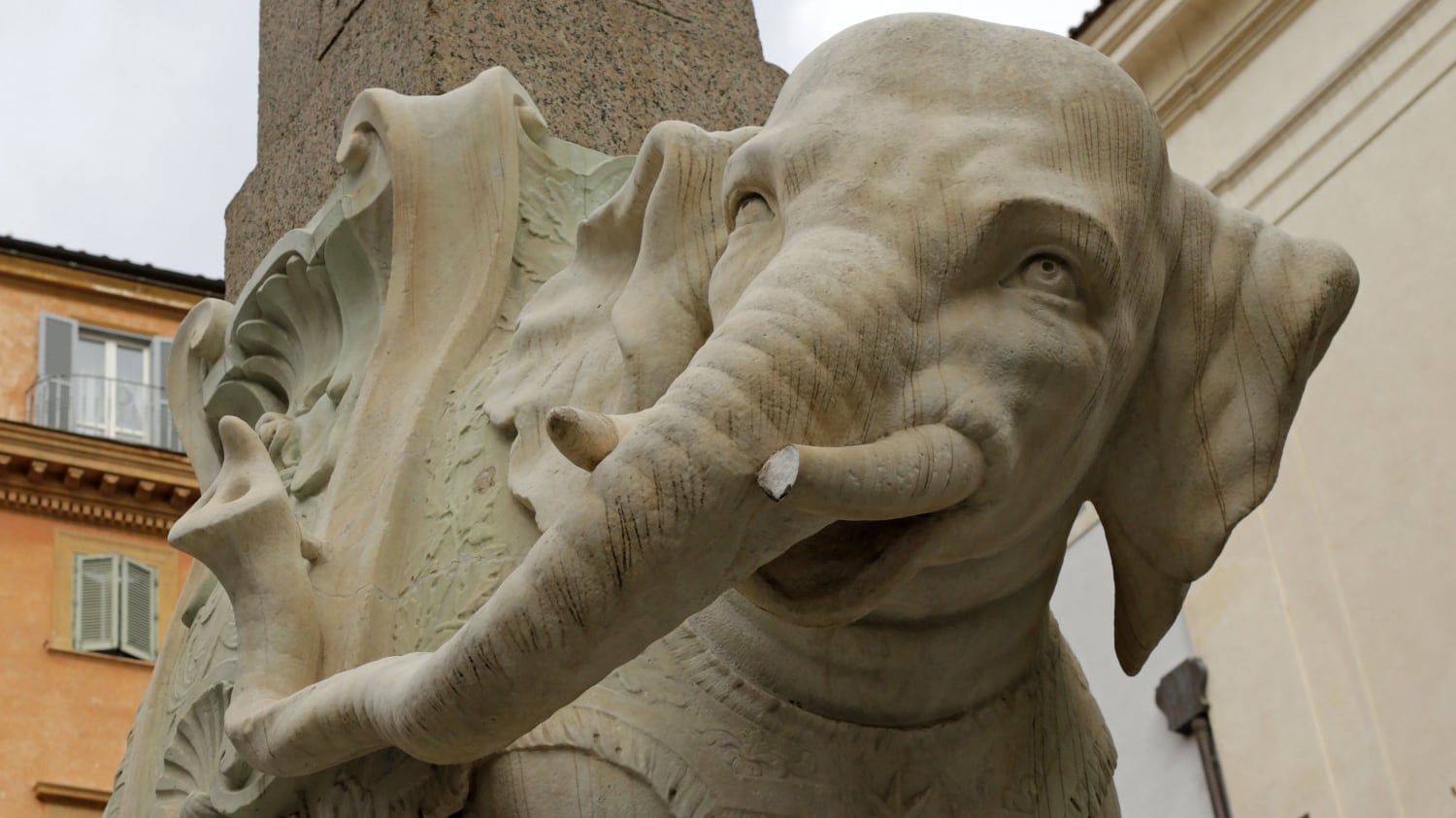 Roma, danneggiata la statua dell'elefante del Bernini