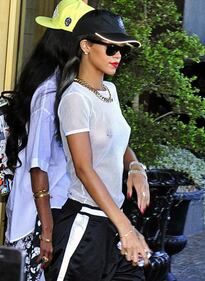 Rihanna perde il sen(n)o 7