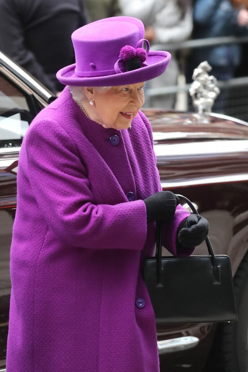 La Regina Elisabetta II in viola, foto 1