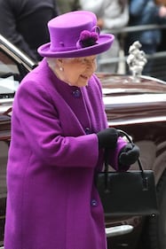 La Regina Elisabetta II in viola, foto 1
