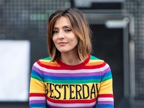 Ambra Angiolini con la maglia da 300 euro. E gli utenti la bocciano: "Non è una vera comunista"