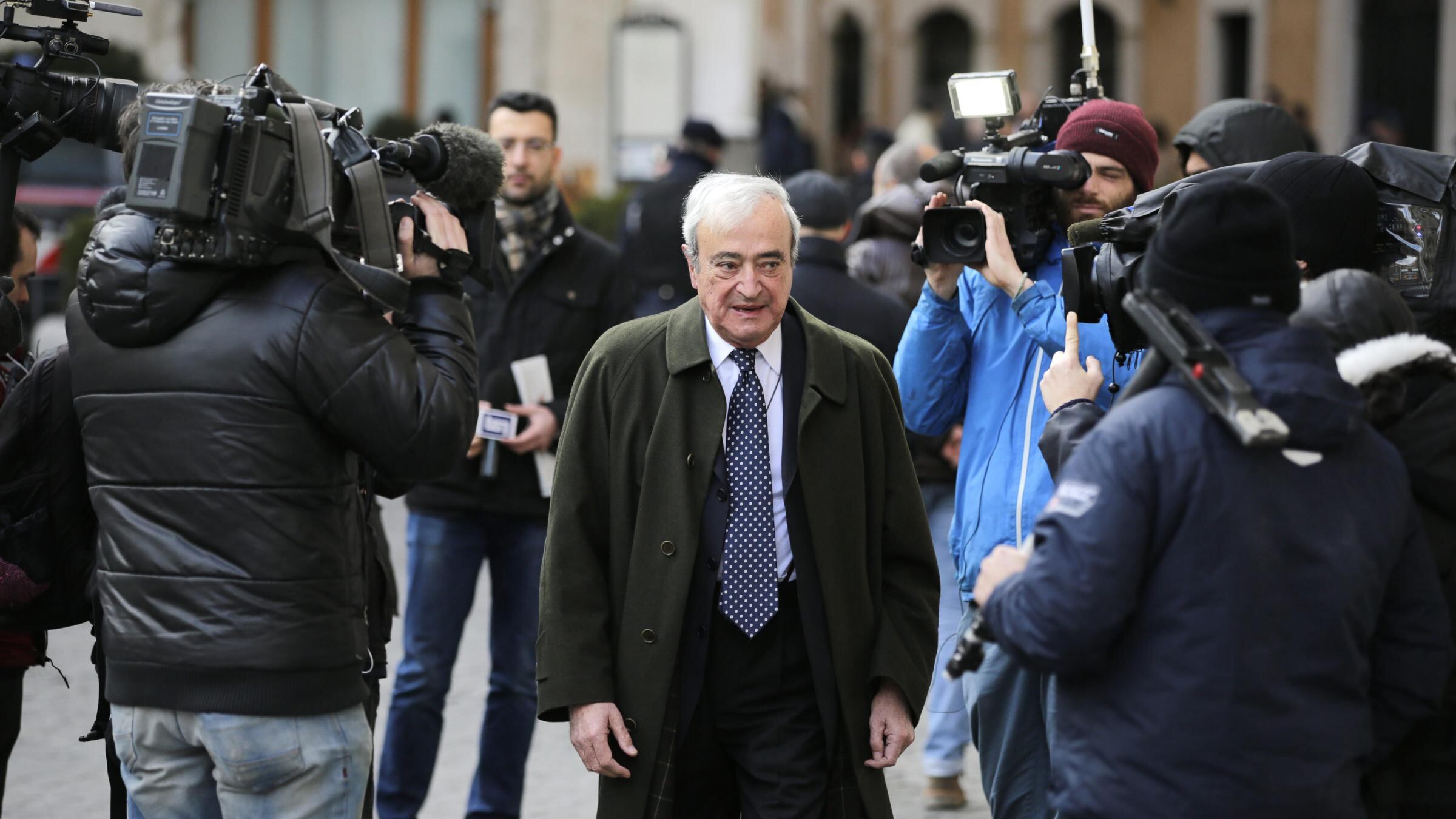 L'affondo dell'ex ministro Martino: "Sono disgustato dalle vicende europee"