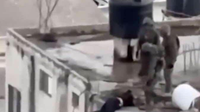 Gettano cadaveri palestinesi dal tetto: il video della vergogna