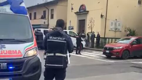 Nigeriano accoltellato alla gola nel centro di don Biancalani. E il magistrato non convalida il fermo