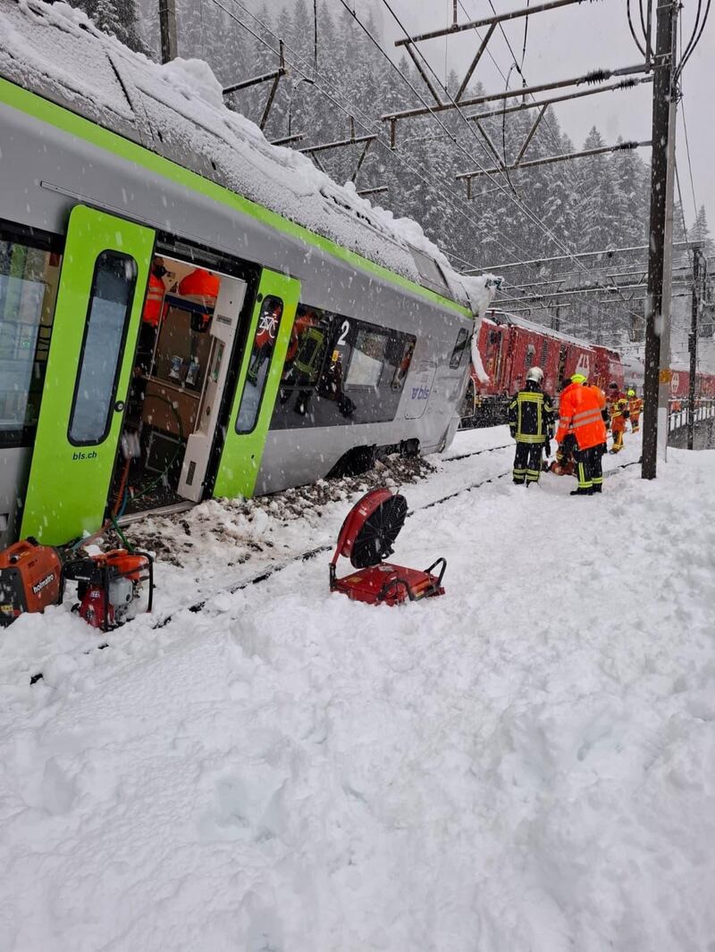 Svizzera, treno deraglia per una frana: le immagini 3