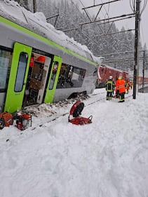 Svizzera, treno deraglia per una frana: le immagini 3