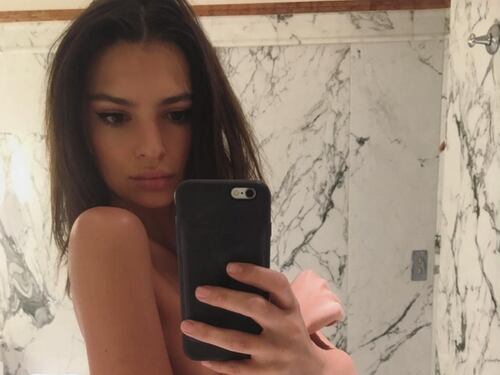 Emily Ratajkowski, seflie nudo allo specchio come Kim Kardashian: foto