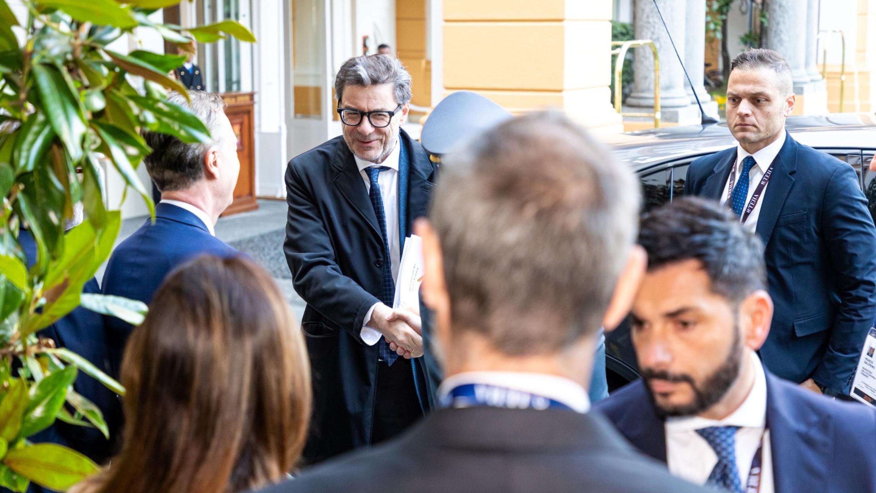 Giorgetti: "Sospendere le regole Ue per reagire ai dazi Usa"