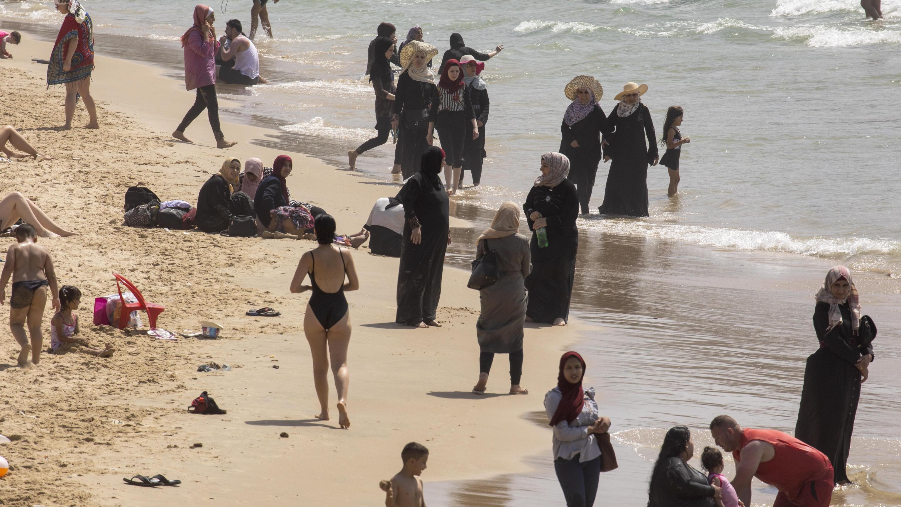 "Tutte in acqua vestite". La provocazione in difesa delle islamiche col burkini