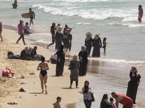 "Sarà vietato fare il bagno vestiti". A Monfalcone il sindaco prepara la stretta sul burkini