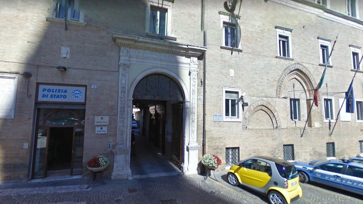 Macerata, nigeriano attacca passante e morde 2 agenti: subito libero