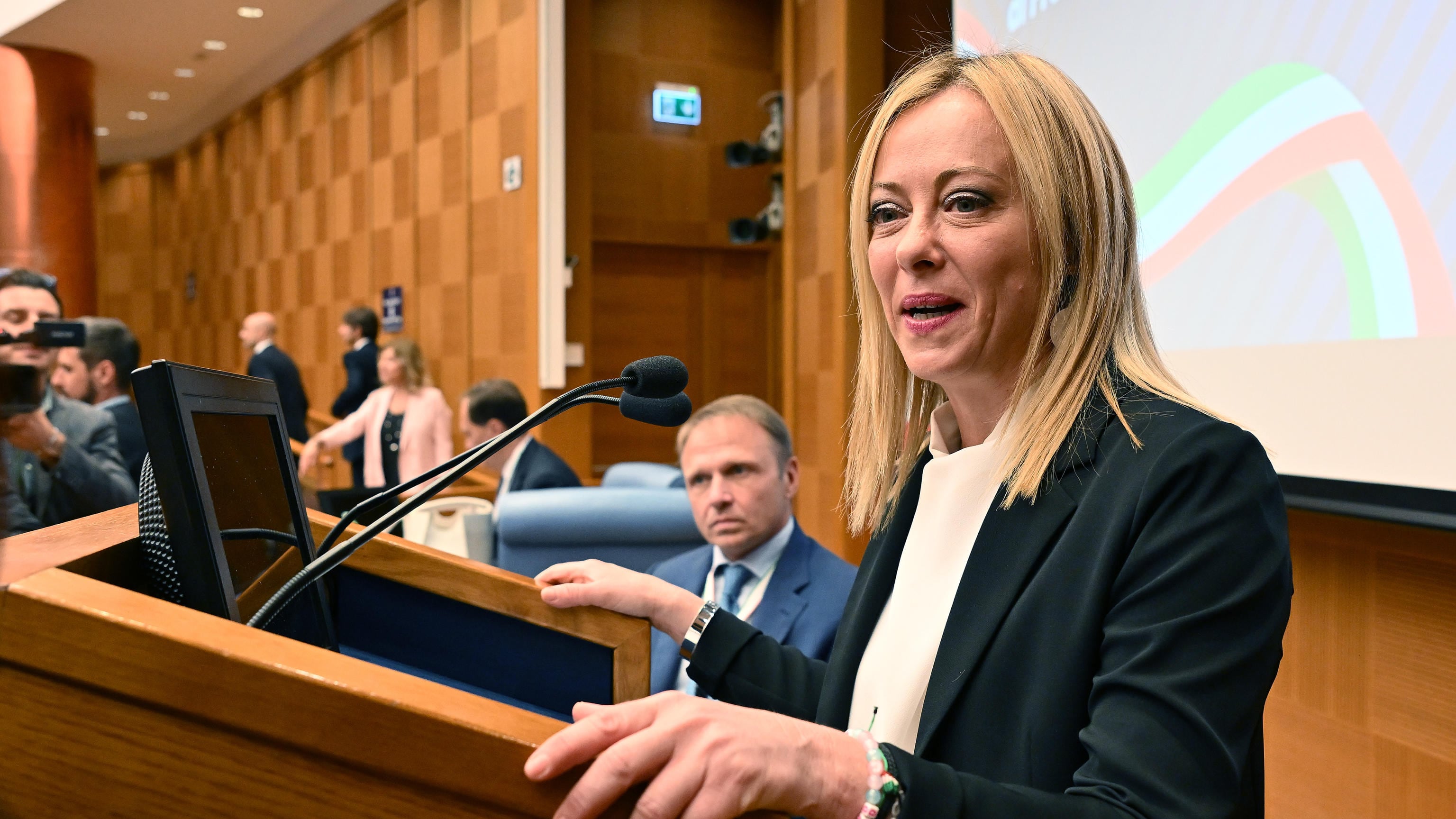 Il centrodestra non si ferma e vola ancora nei sondaggi. Il Pd tracolla al 17,7%