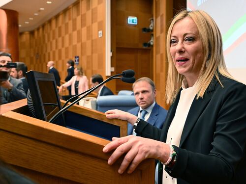 Il centrodestra non si ferma e vola ancora nei sondaggi. Il Pd tracolla al 17,7%