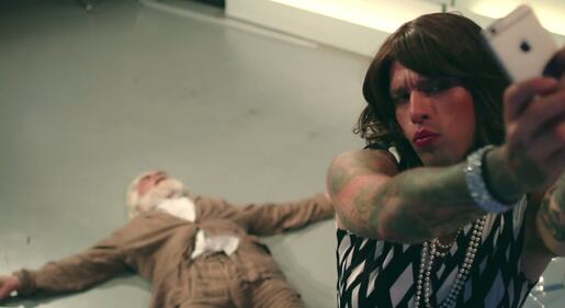 Fedez, il video di "Non c'è due senza trash" contro Barbara D'Urso 12