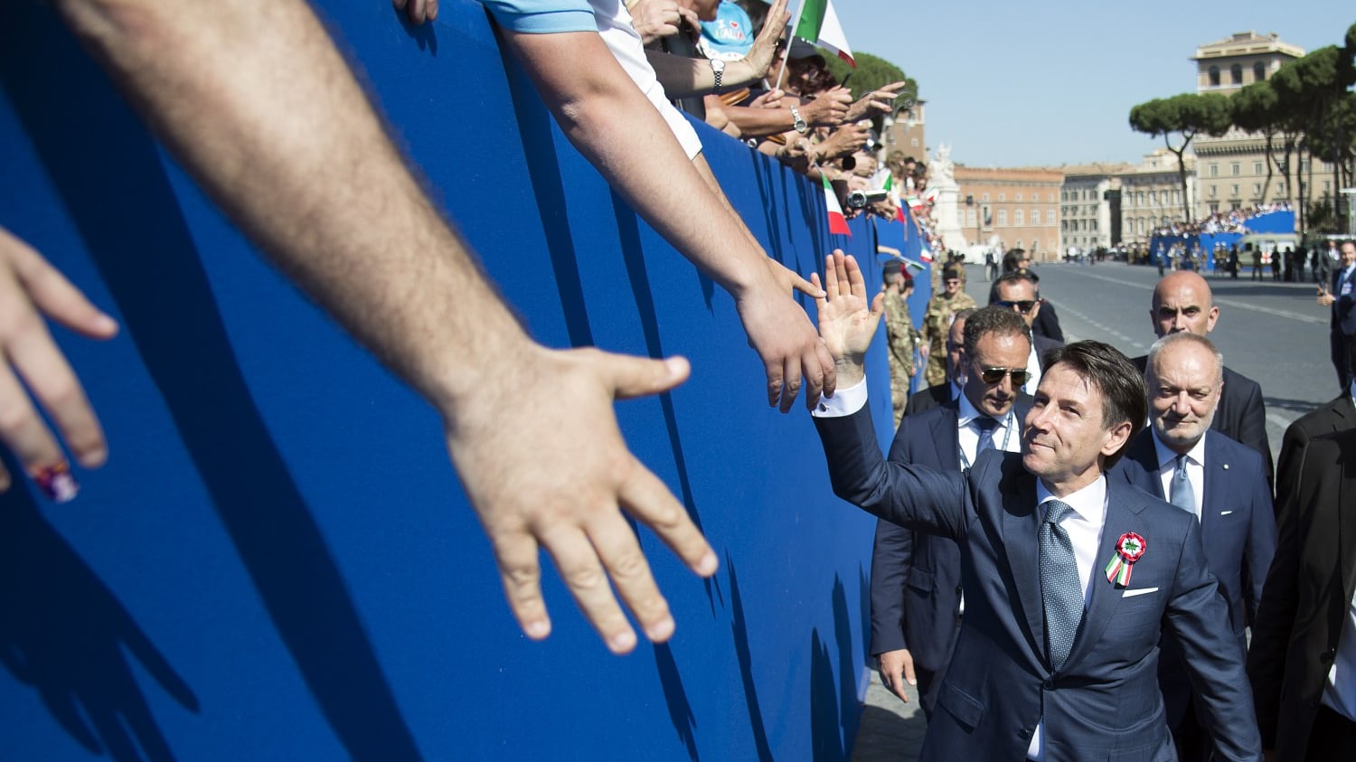 2 Giugno, Conte: "Festa di tutti". E Salvini: "Poco da festeggiare, tanto da fare"
