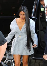 Kim Kardashian hot: bionda e scollata su Twitter 48