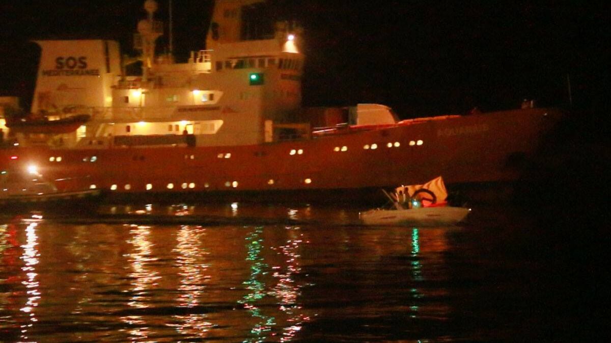 Migranti, blitz contro l'Ong: identiatari bloccano la nave che va in Libia